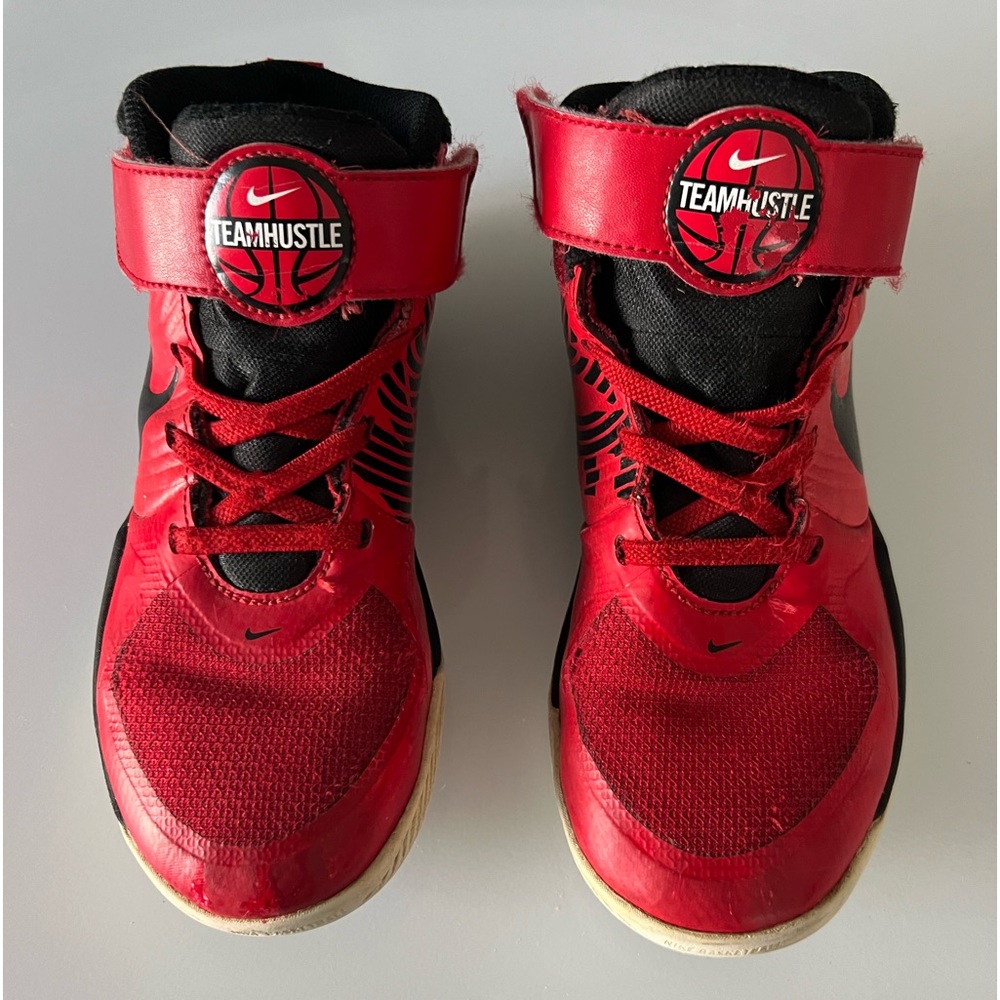 Nike shoes, Unisex-Child Team Hustle Sneaker